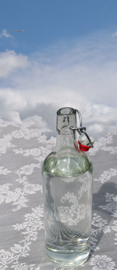 Fotocollage: Fles met wolken