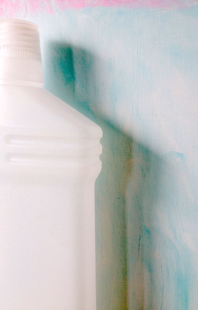 Plastic fles en haar schaduw