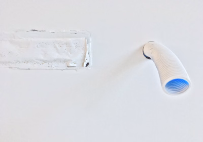 stilleven met blauw pijpje